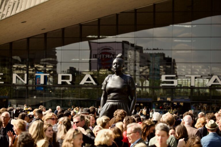 Thomas J Price, Moments Contained 2022 Bronze. Installation view, Rotterdam Centraal, Rotterdam, 2023 © Thomas J Price Courtesy the artist and Hauser & Wirth Photo Monsieur Paro