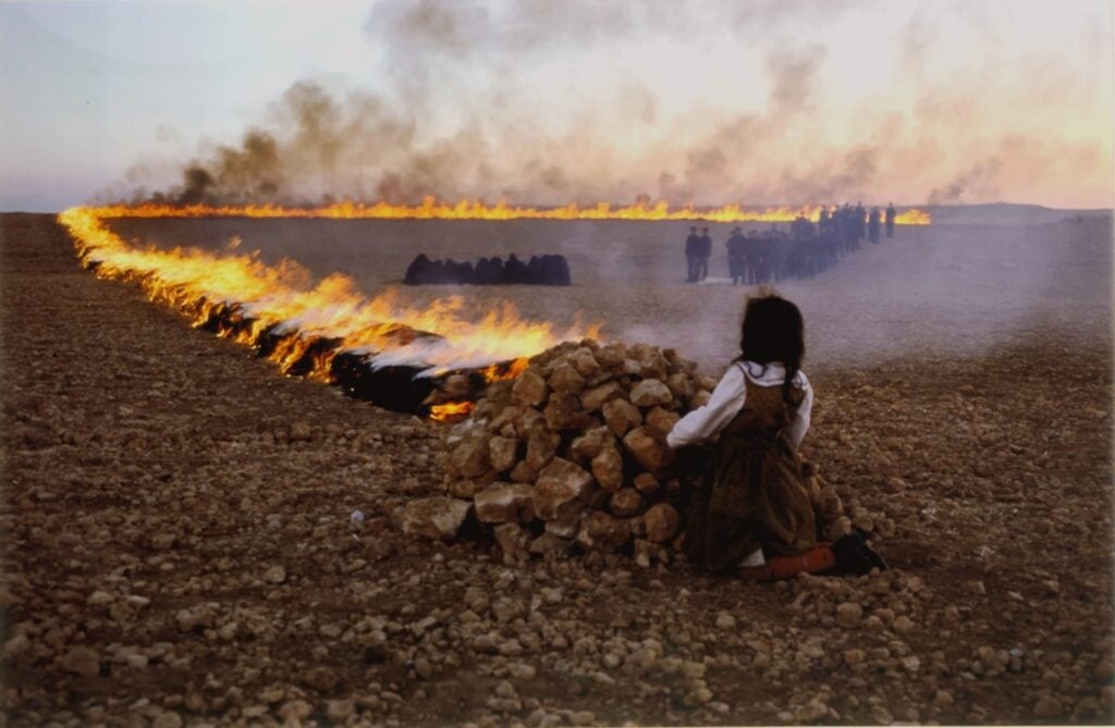 Shirin Neshat, Passage, 2001, C-print. Copyright Shirin Neshat. Courtesy l’artista e Gladstone Gallery