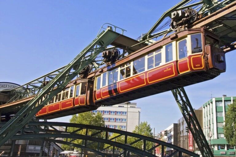 Wuppertal, Germania. La Schwebebahn, la famosa ferrovia sospesa 3© Centro media della città di Wuppertal