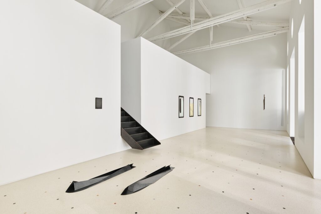 “Disposizioni ritmiche, specchi e scorci”: a Milano la mostra dell’artista irlandese Niamh O’Malley