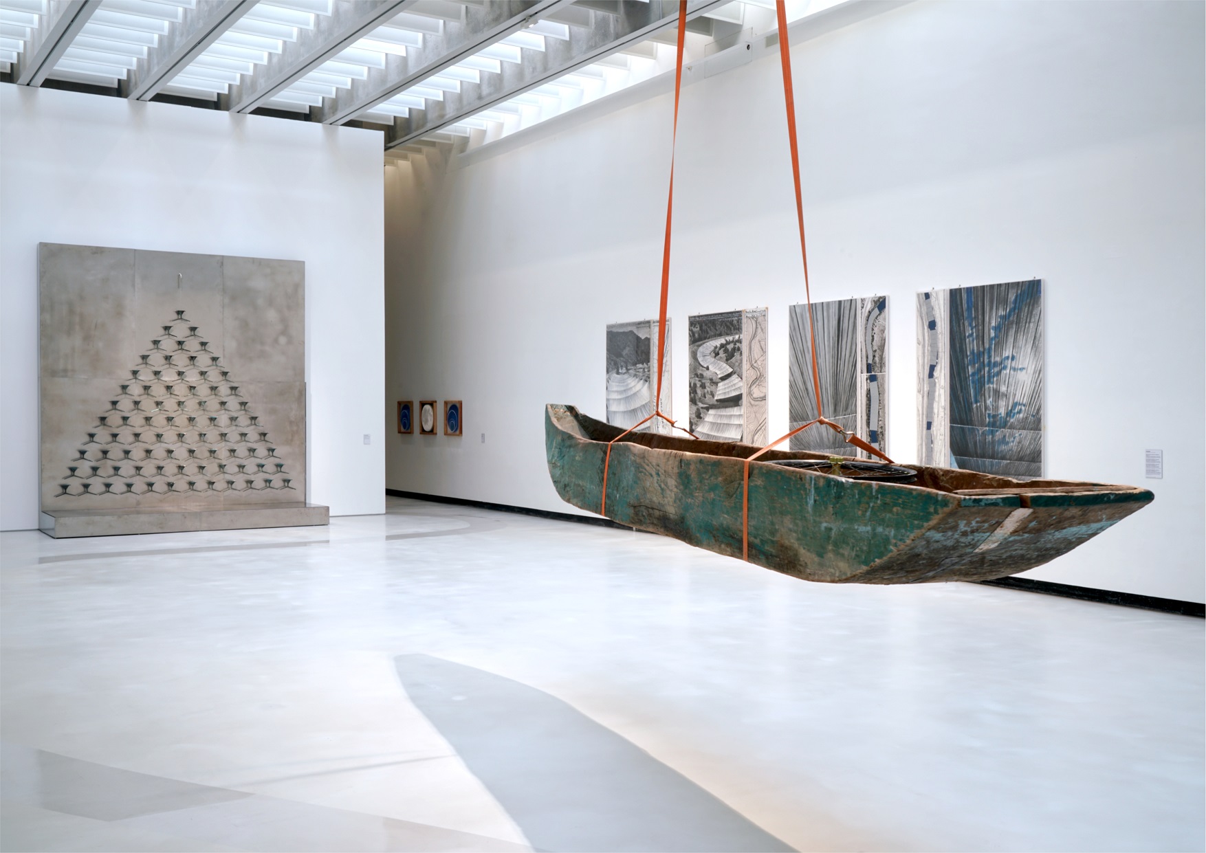 https://www.artribune.com/wp-content/uploads/2025/04/3-somethinginthewaterinstallation-viewfotocluisdorosariocourtesy-fondazionemaxxijpg.jpg