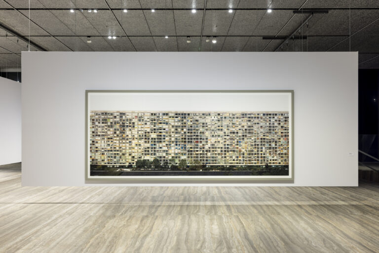 Immagine della mostra “Typologien: Photography in 20th-century Germany”, Curata da Susanne Pfeffer Foto: Roberto Marossi, Courtesy Fondazione Prada Andreas Gursky Paris, Montparnasse, 1993 [Parigi, Montparnasse] Stampa a getto d’inchiostro / Inkjet print Atelier Andreas Gursky, by SIAE 2025