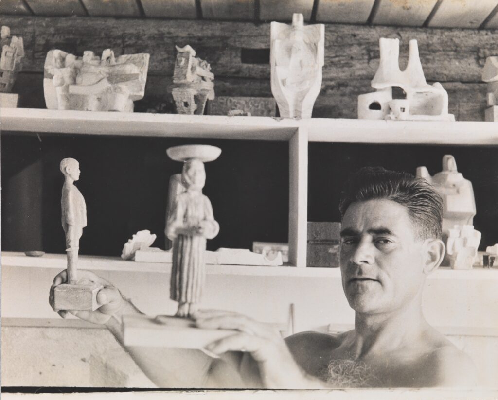 Costantino Nivola con i ritratti in bronzo della madre e del fratello Giuseppe, Springs, East Hampton, 1958 ca.