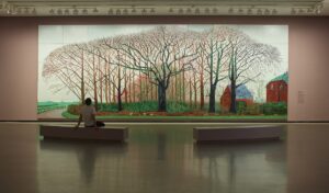 Alla Fondation Louis Vuitton di Parigi ha aperto una grande mostra su David Hockney