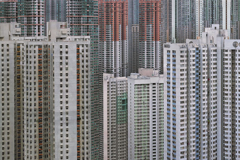 La densità verticale di Hong Kong fotografata attraverso la lente di Michael Wolf. Credits The Estate of Michael Wolf