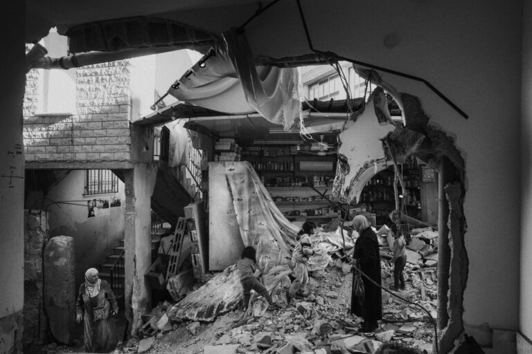 Jenin, Territori Palestinesi, 22/10/2023. Dopo un attacco aereo, i residenti del campo cercano superstiti tra le macerie della moschea Al-Ansar nel campo profughi di Jenin. L'esercito israeliano ha colpito la moschea, uccidendo due palestinesi e ferendone tre. Photo Lorenzo Tugnoli