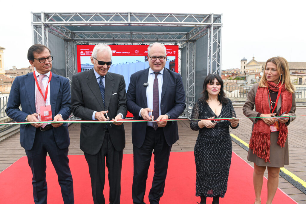 La cerimonia di svelamento dell'opera di Marinella Senatore a Piazza Venezia, Roma