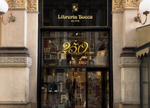 Nella vetrina della più antica libreria d’Italia a Milano è ospitata un’installazione d’arte contemporanea