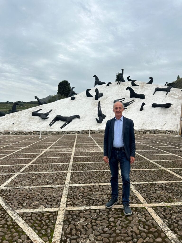 Roberto Albergoni davanti alla Montagna di Sale di Paladino